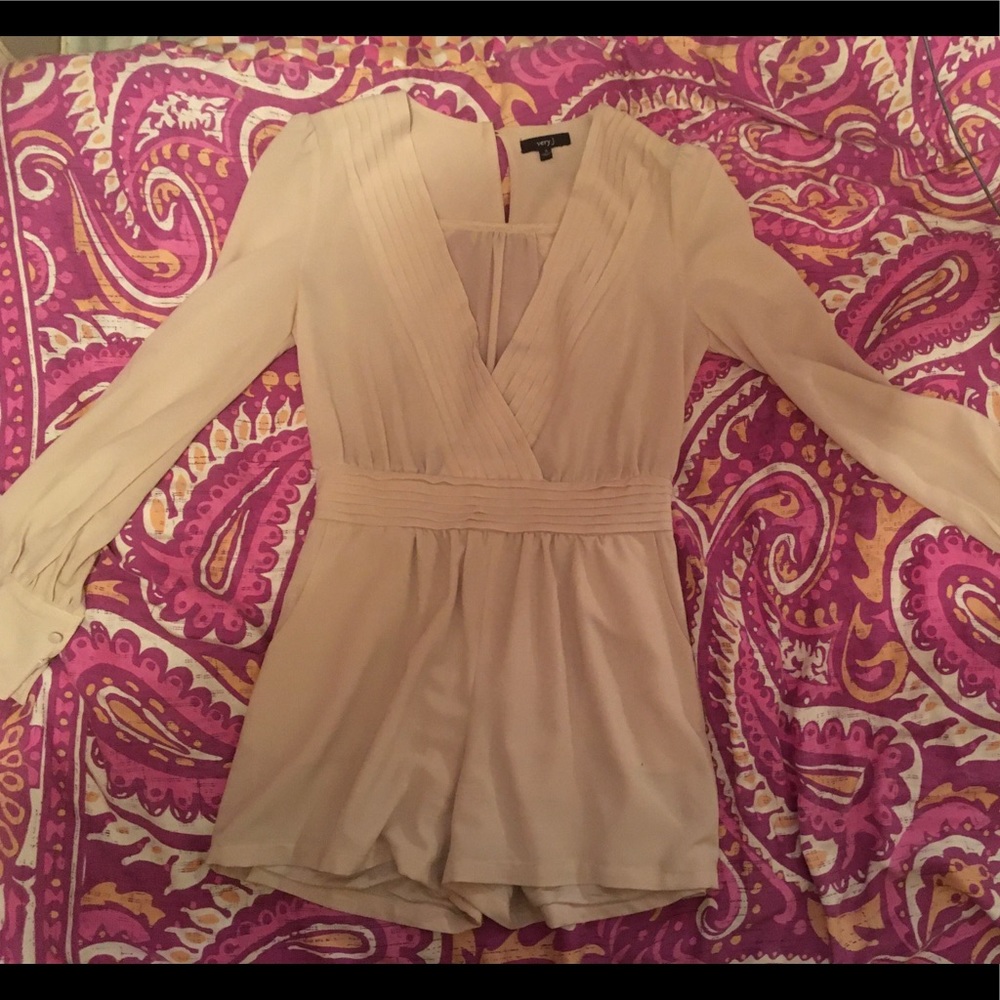 No stains . Never worn